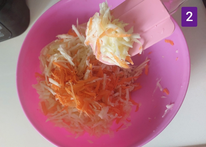 Bir kapta rendele, tuz ve sevdiğin baharatları ekle