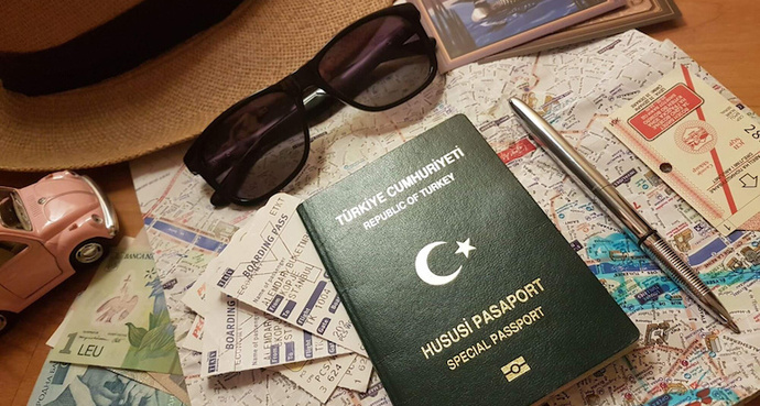 Sitede yeşil pasaportu olan var mı?