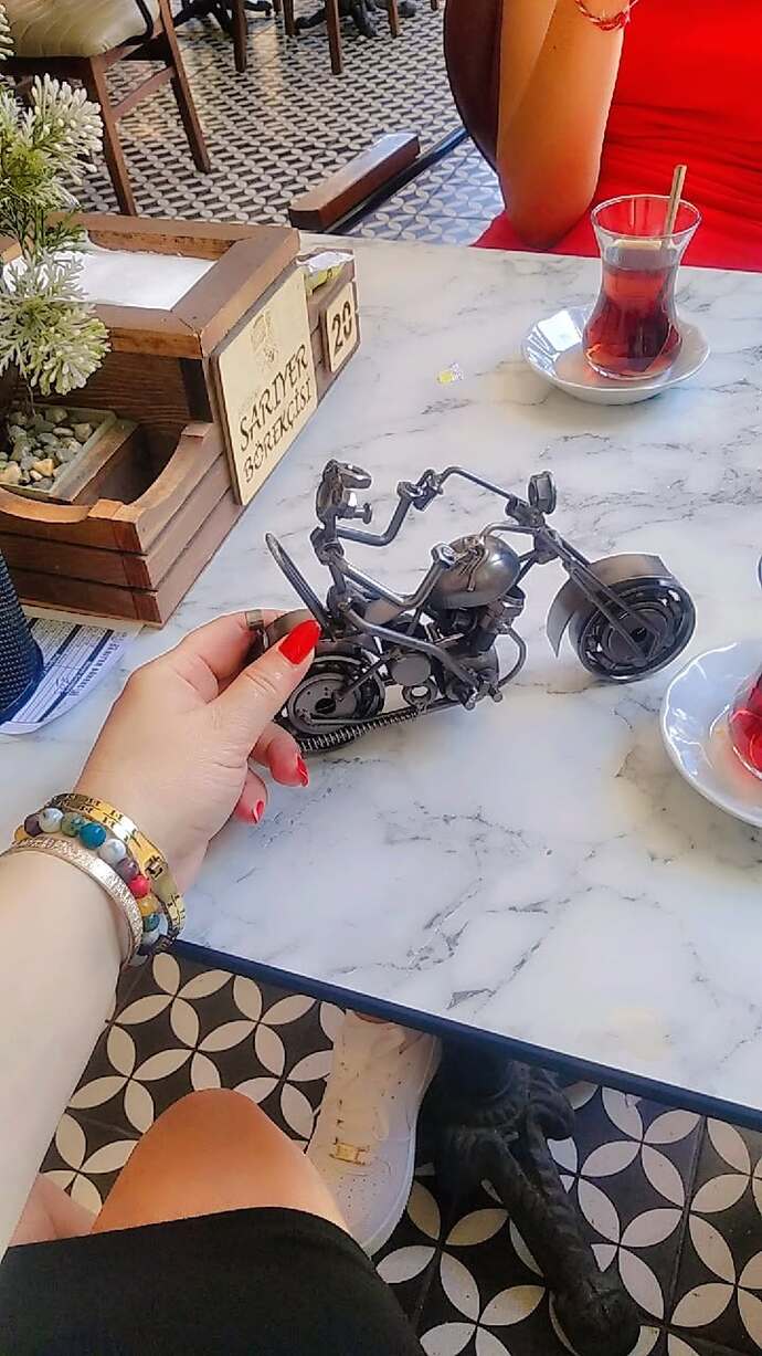 Reel hayatınızda sizin de var mı mâl lan bu diyip kafanızı çevirdiğiniz birileri 🙃😆?