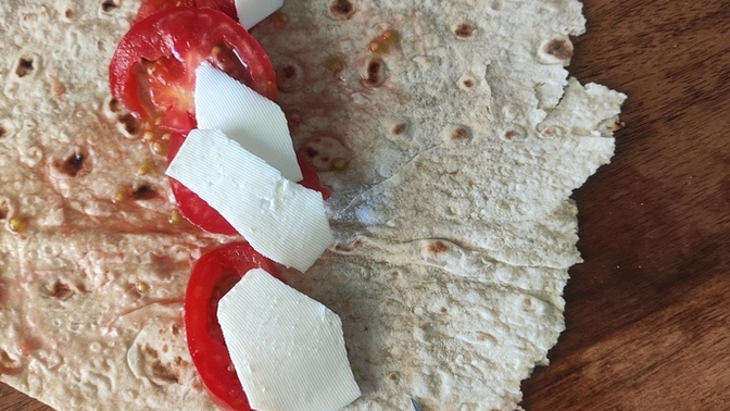 Domates peynir sevmeyen adam , adam mıdır?