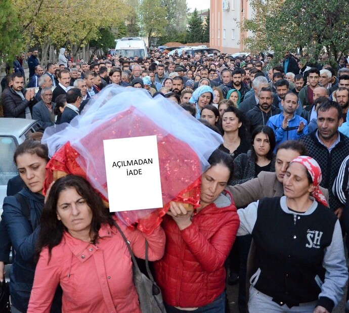 Hiç evlenmemiş, bir baltaya sap olamamış bir kız hakkında gerçekten ne düşünürsünüz?