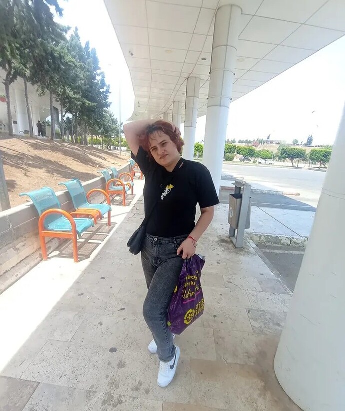 Bu kıza her yerde denk gelen tek kişi ben miyim? Tanıyan var mı bunu?