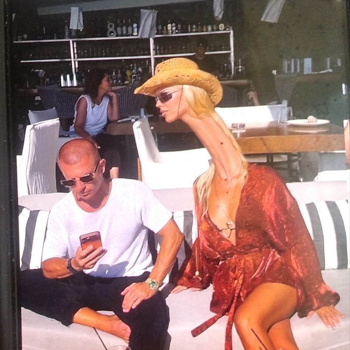 Sevgiliniz mesajlaşırken göz ucuyla kim diye bakar mısınız?