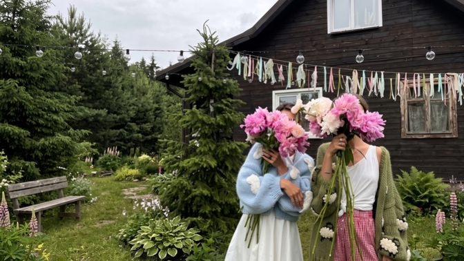 En romantik çiçek, hiçbir sebep yokken gelen değil midir?