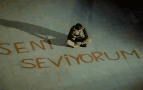 Size aşık olan biri aşkını nasıl haykırsa kalbinizde karşılık bulurdu?