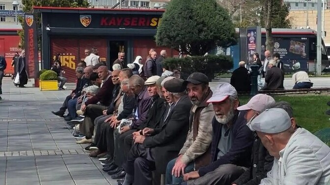 Senin şehrinde de yaşlı amcalar merkezi yere oturup karı kız kesiyor mu?