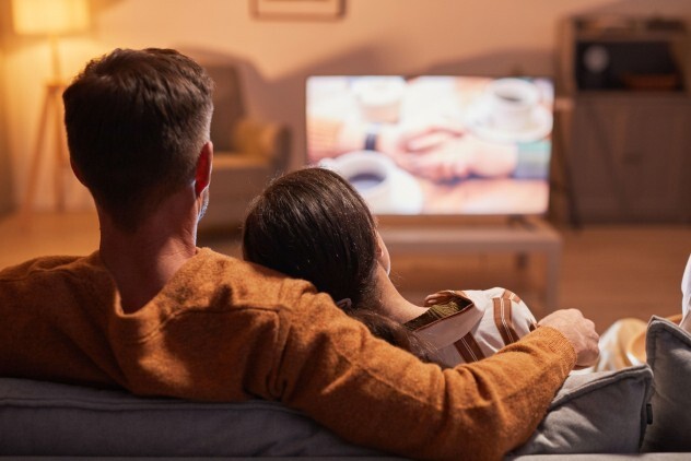 Dizi/filmleri televizyonda izlemek mi güzel yoksa internetten kendin açıp izlemek mi?