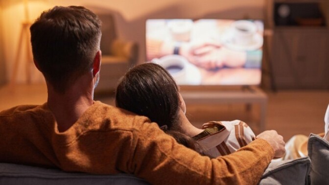 Dizi/filmleri televizyonda izlemek mi güzel yoksa internetten kendin açıp izlemek mi?