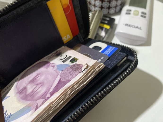 Günlük hayatta üstünüzde yüklü miktarda nakit para taşır mısınız, neden?
