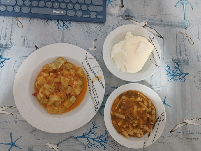 Akşam yemeğim ekmeksiz 😋🍲