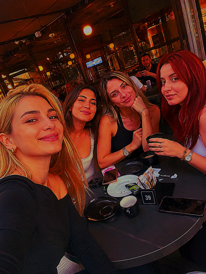 Sizce nasil bir vibe enerji veriyoruz ve hangimizi samimi bulurdunuz ve hangimize gicik olurdunuz?
