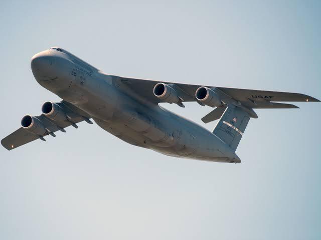 Anhedral Kanatlı olan C-5 Galaxy