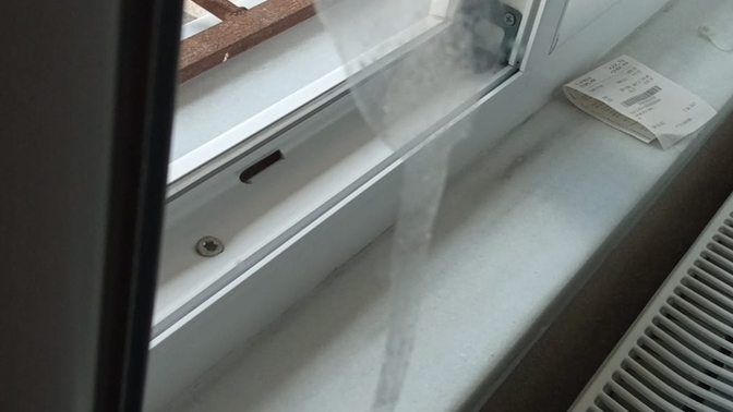 Yatak odasındaki bu garip leke ne lekesi olabilir, 3 harflilerle mi alakalı?