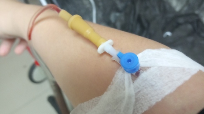 Hastanede serum takılmıştı, kan rengim neden açık kırmızı?