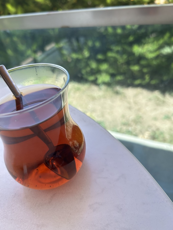 Kim benimle hayali bir çay buluşmasına gelir, kimler isterdi?
