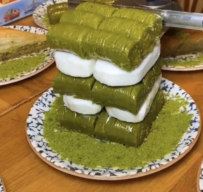 Tabaktaki fıstıklı sarma ve dondurmayı tek başına bitirebilir misin?