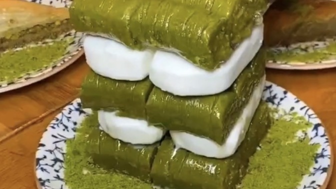 Tabaktaki fıstıklı sarma ve dondurmayı tek başına bitirebilir misin?