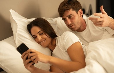 Sevgilinizin karşı cinsten birinin fotoğraflarını beğenmesi sizi rahatsız eder mi?