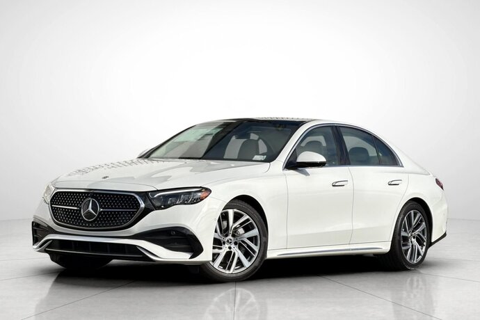 Beyaz Mercedes sedan kullanan kadın görünce garipsiyor musunuz, sizce ne hissettiriyor?
