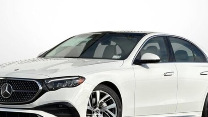 Beyaz Mercedes sedan kullanan kadın görünce garipsiyor musunuz, sizce ne hissettiriyor?