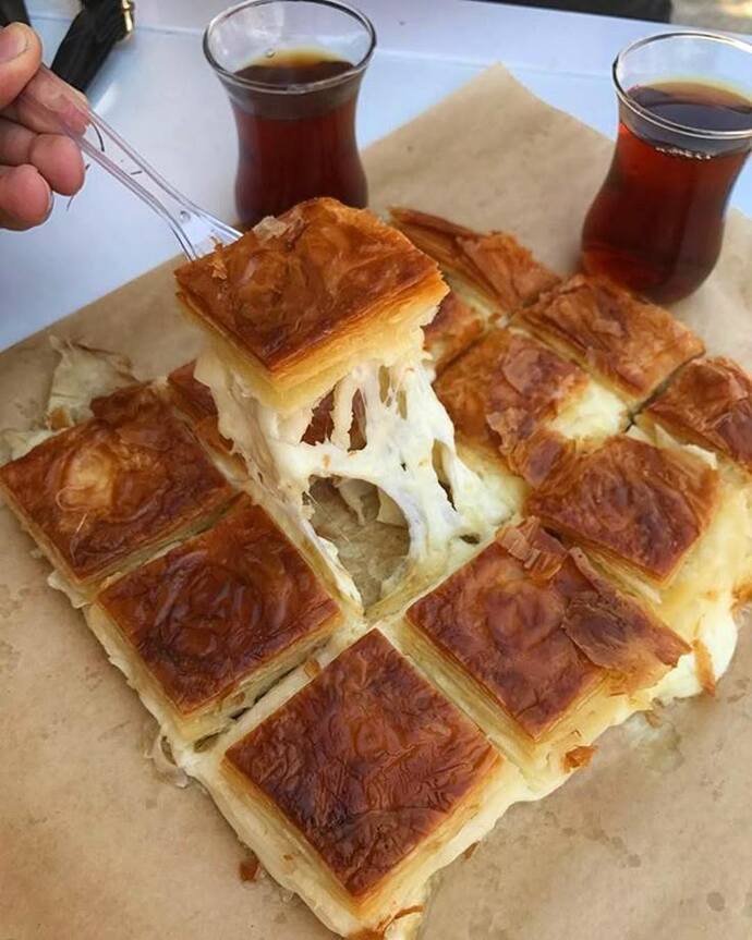 Kahvaltı için poğaça mı su böreği mi?