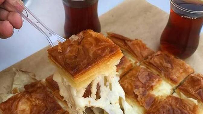 Kahvaltı için poğaça mı su böreği mi?
