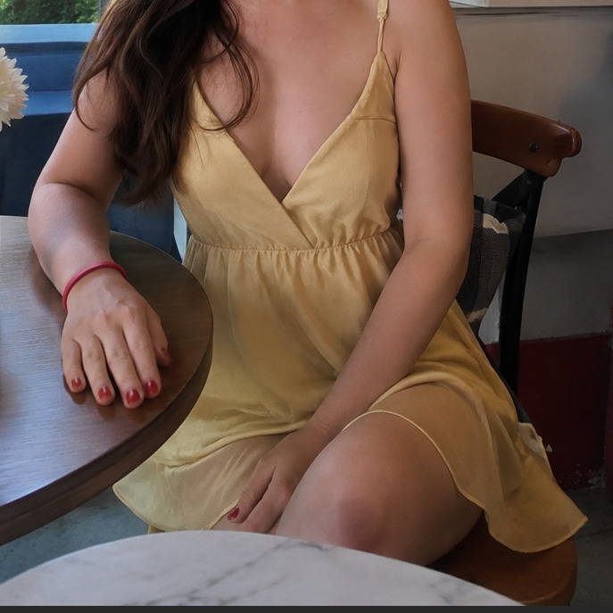 Bir kız neden clube ya da puba giderken böyle giyinir çok açık değil mi?
