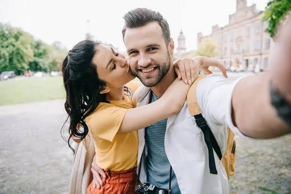 Seven kadın gerçekten seviyorsa, bunu en çok hangi davranışıyla belli eder?