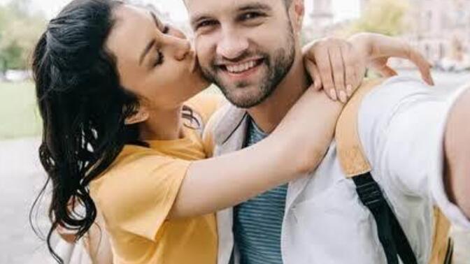Seven kadın gerçekten seviyorsa, bunu en çok hangi davranışıyla belli eder?