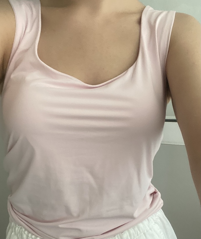 Toz pembe bluz ve kıyafetler sizce yetişkin birine çocuksu mu durur?