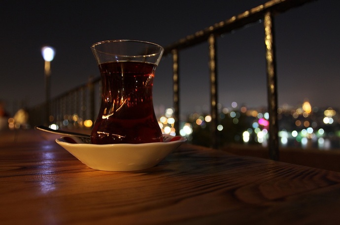 Akşamlar çaysız olmaz. Akşam çayı içiyor musun?