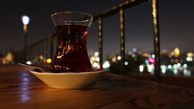 Akşamlar çaysız olmaz. Akşam çayı içiyor musun?