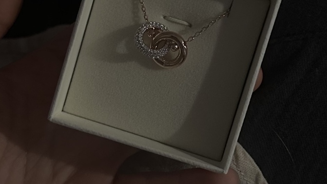 Swarovski Dextera kolye 46 yaşındaki kız arkadaşıma hediye için uygun mu?