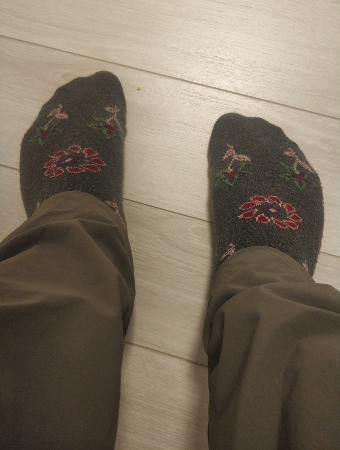 Çiçekli çorap giyen erkek :)
