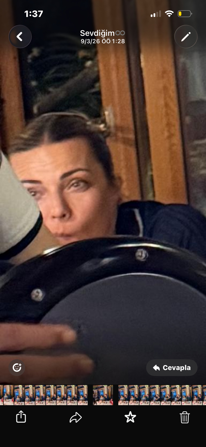 Özge Özdere’ye benzeyen, gözleri ince olan şu oyuncunun adını bilen var mı?