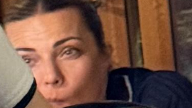 Özge Özdere’ye benzeyen, gözleri ince olan şu oyuncunun adını bilen var mı?