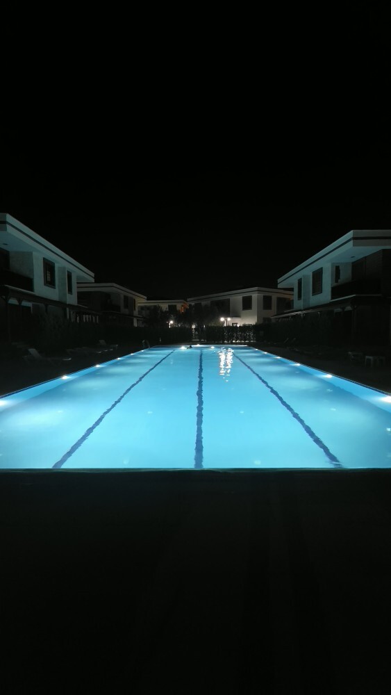 Tatilde havuza gece girmek sizce daha mı keyifli? Hiç girdiniz mi?