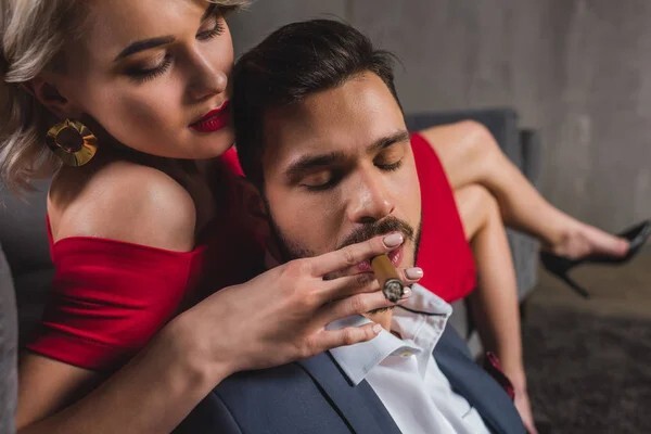 Yakın arkadaşımla mekana gittik Şu erkeği ayarlasana dedi bende gittim çocukla sevgili oldum ve bana küstü, benim hatam ne?