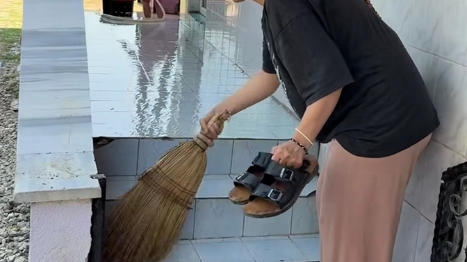 Günlük ev temizliğinde topuklu ayakkabı giyilir mi, kadın her zaman bakımlı ve topuklu mu olmalı?
