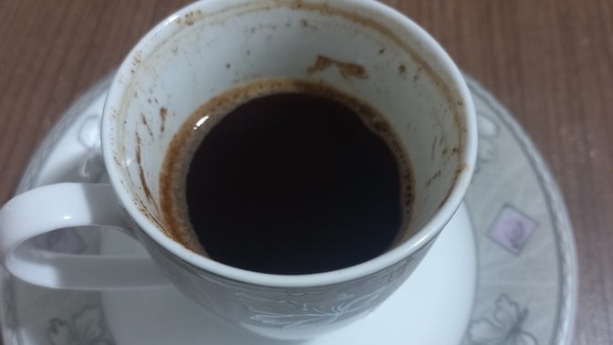 Kahve yaparken o son kaşığı da koyar mısın?