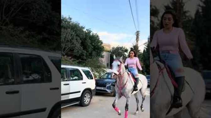 Kızlar, Böyle ata mı biner yoksa?