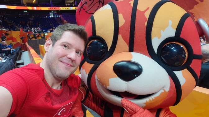 Sizce basket maçındaki maskot ile nasıl çıkmışım?