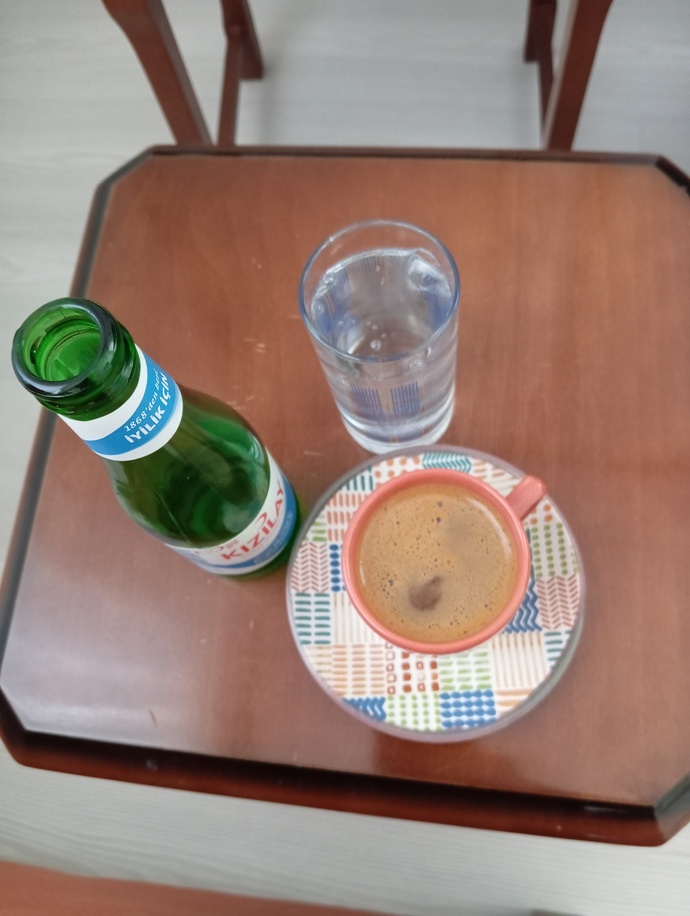 Kahve yalnızken mi daha iyi gider, sohbetli kalabalık ortamda mı?