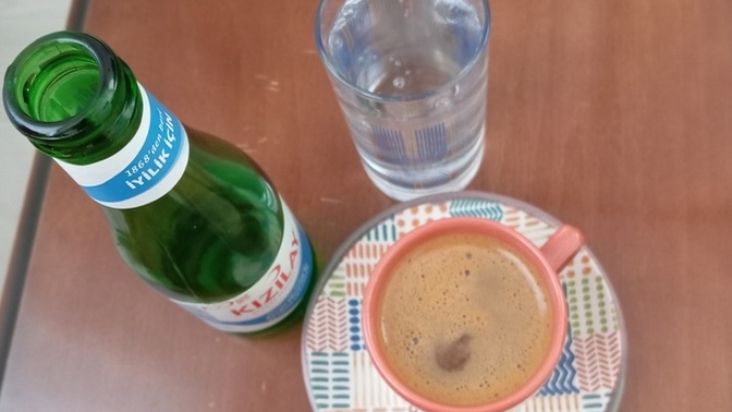 Kahve yalnızken mi daha iyi gider, sohbetli kalabalık ortamda mı?