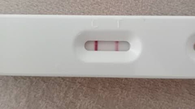 Arkadaşlar, hamilelik testi buldum, boşa gitmesin diye deneyim demiştim ama çift çizgi çıktı :d ne anlama geliyor?