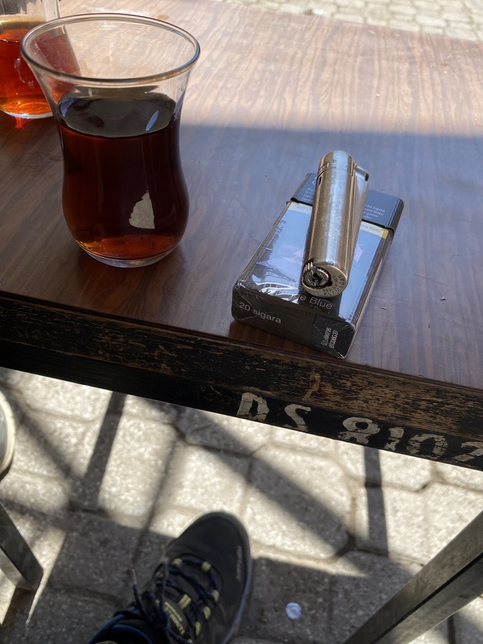 Eliyle sigara içmek istediğin biri var mı?