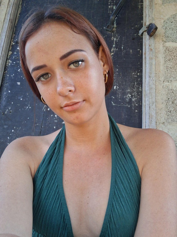 Bu Kübalı kız çekici mi?