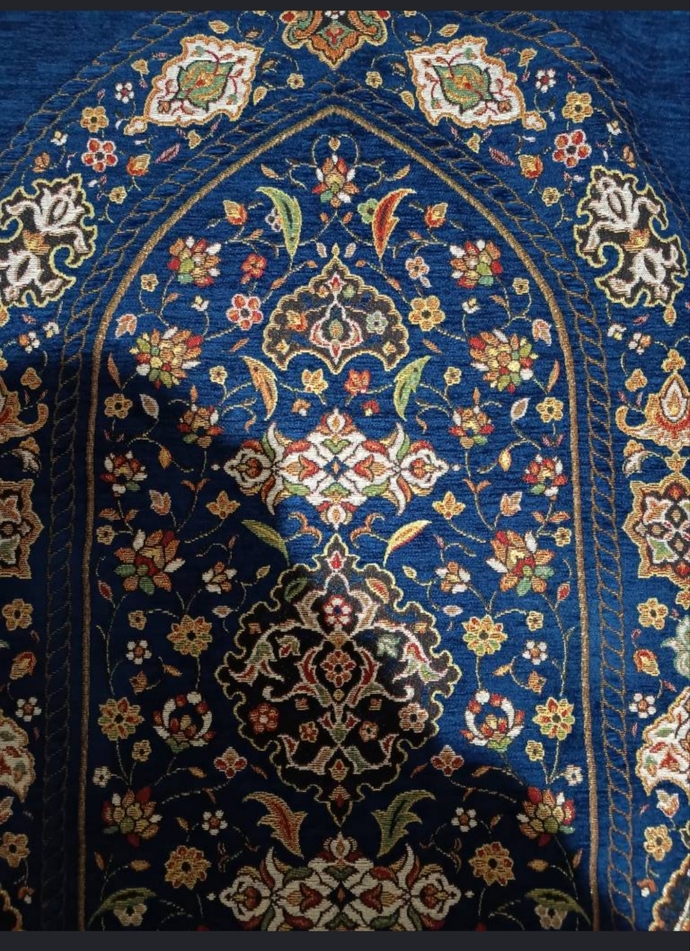 Son zamanlarda her seccadede bir şey görüyorum, bembeyaz bir tane alacağım en sonunda, bunlara odaklanmaktan sureler karışıyor