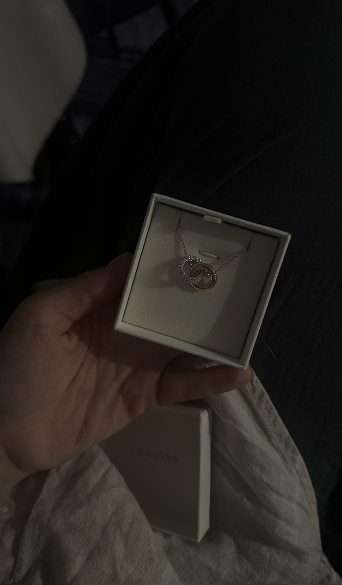 Hoşlandığım iş arkadaşıma Swarovski kolye aldım, halka modelini değiştirmeli miyim?