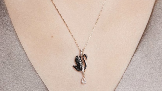 Hoşlandığım iş arkadaşıma Swarovski kolye aldım, halka modelini değiştirmeli miyim?